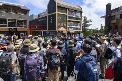 亂象叢生|富士山悲鳴2／富士山疫後亂象叢生 垃圾遍地、輕率登。